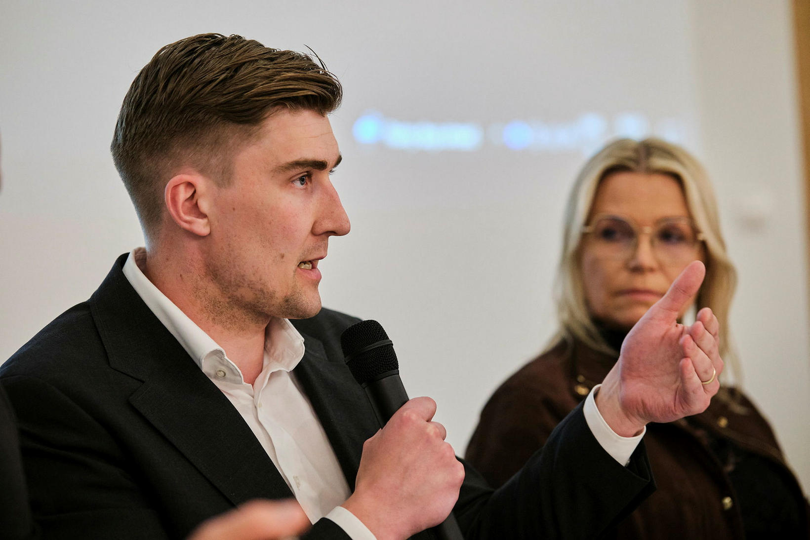 Snorri Másson talar á málþinginu, annar tveggja þingmanna sem þangað …