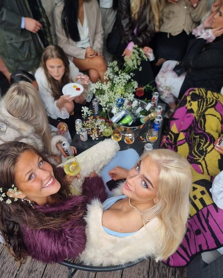 Fyrir tilefnið var safnað heilum sendibíl af íslenskum sumarblómum og …