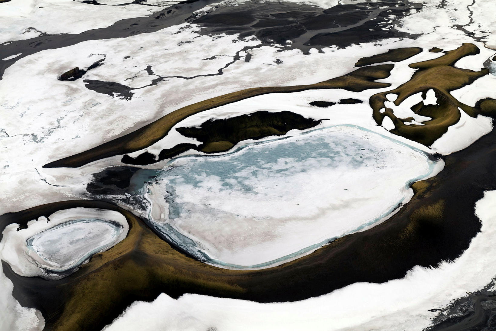 Jökulskálar. Eftir því sem blána tekur í lofti blána ísbreiður …