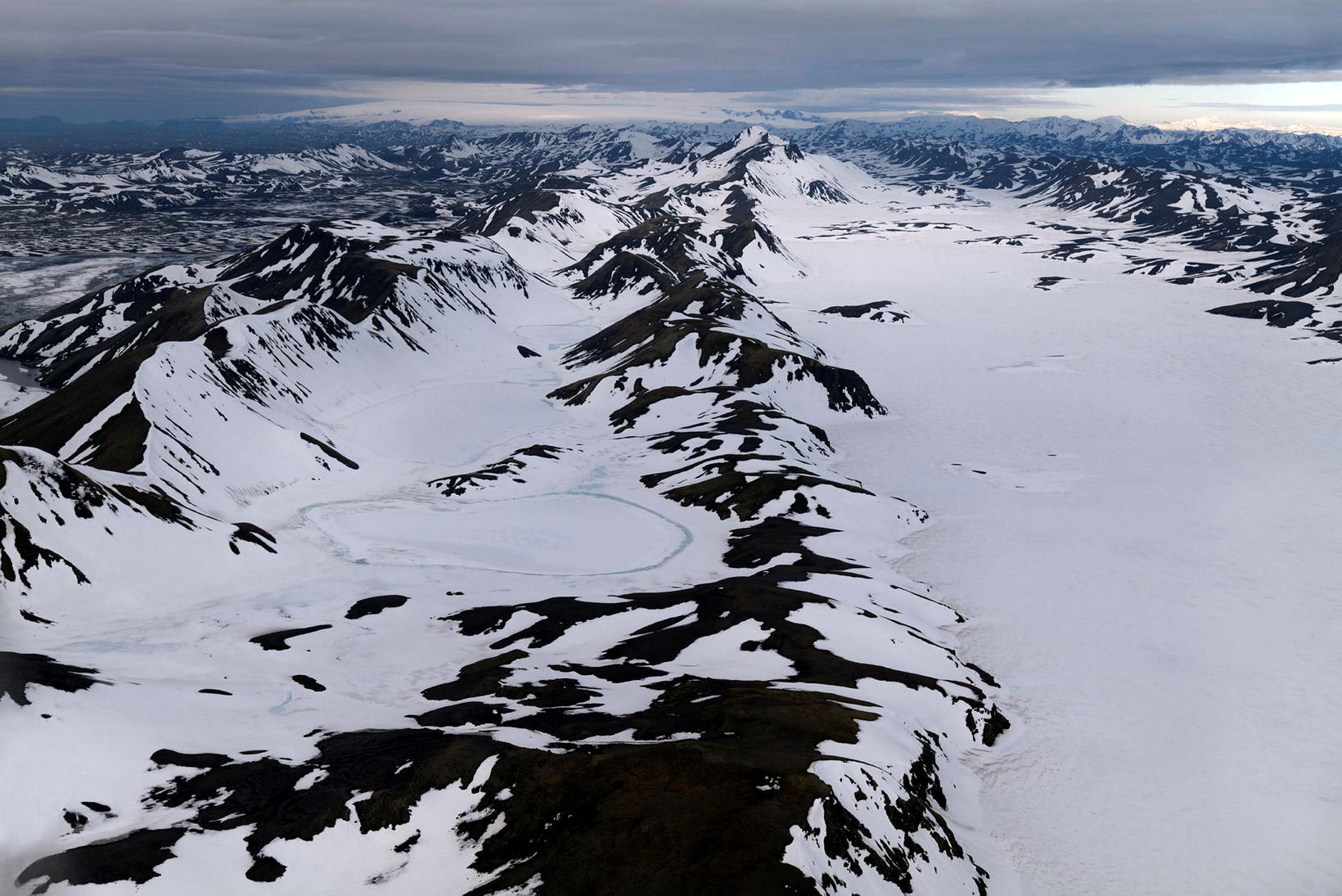 Horft yfir klakabundinn Langasjó til norðausturs í átt að tindum …