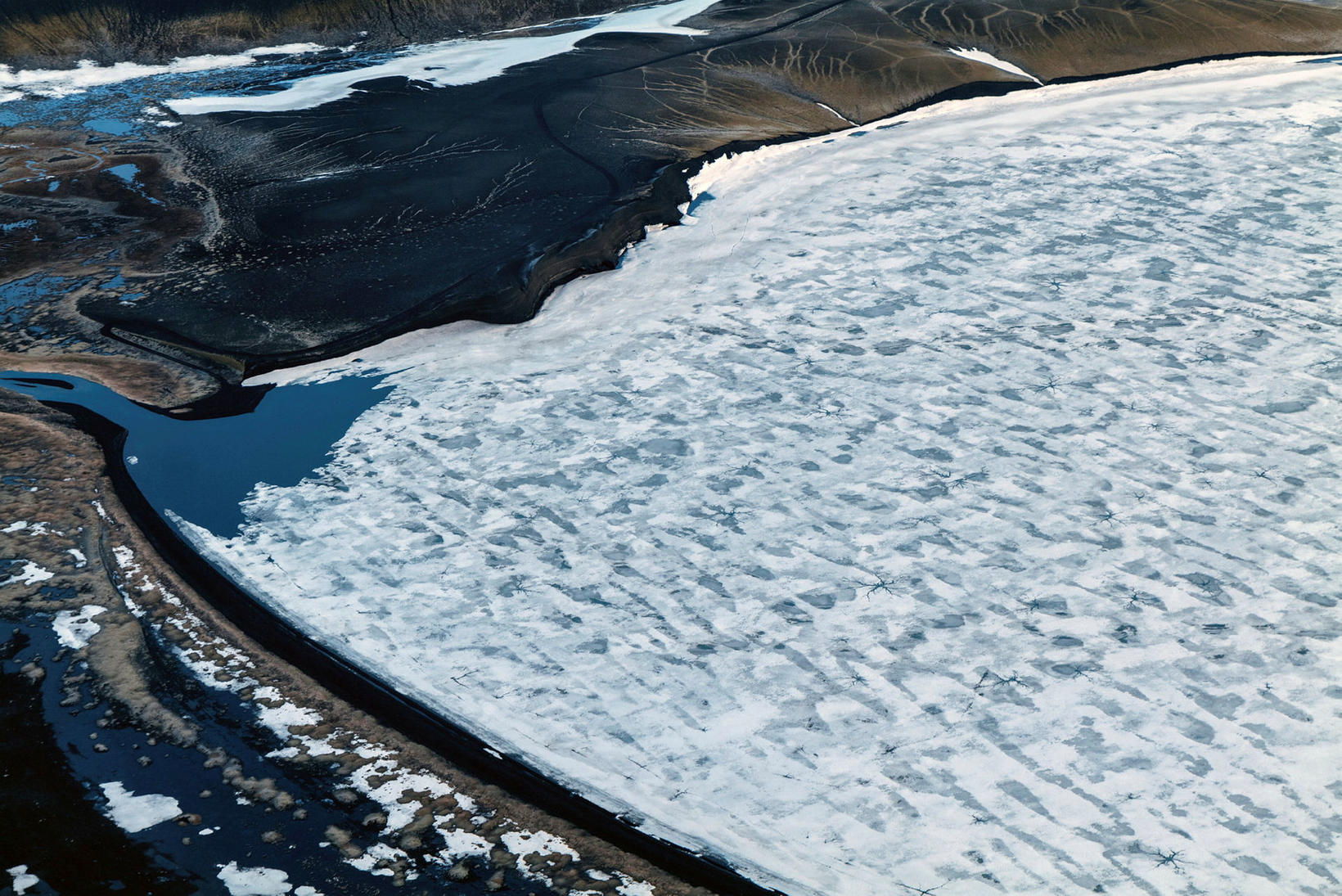 Árstraumurinn sem rennur inn í vatnið vinstra megin fjallgarðsins er …