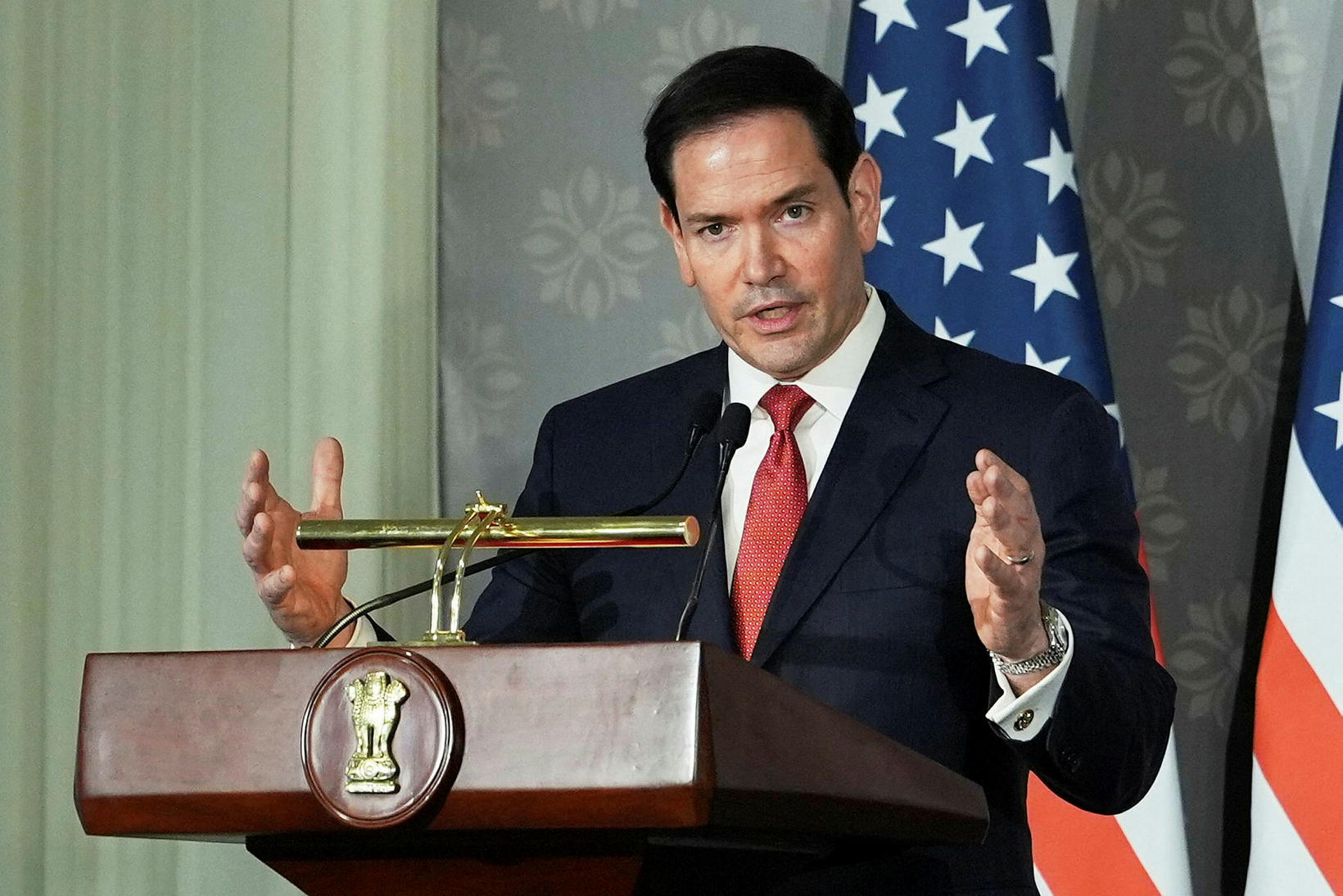Rubio ræðir við fréttamenn.