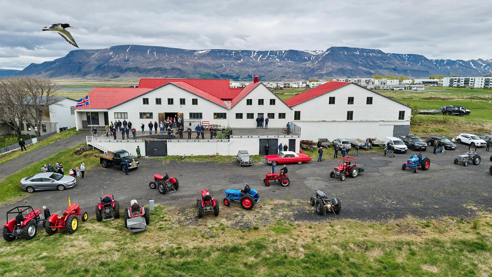 Hér glittir í fornbílana þrjá. Sá grænleiti með pallinum vinstra …