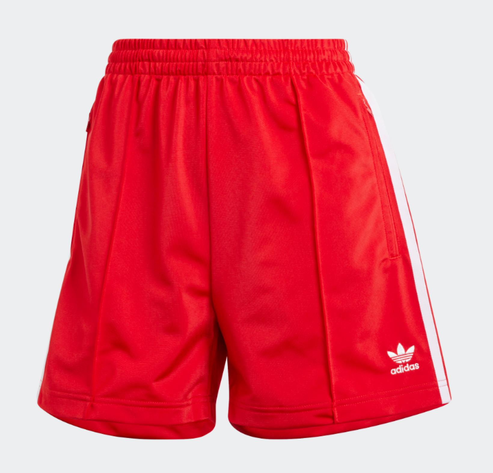 Adidas Firebird stuttbuxur í rauðu, fást í Adidas og kosta …
