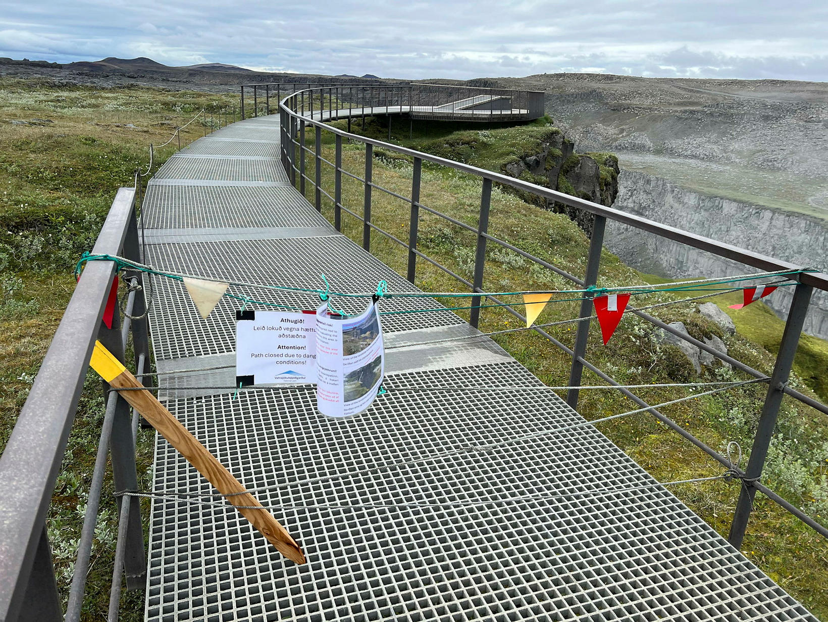 Útsýnispallurinn hefur verið lokaður frá því bergskriðan féll.