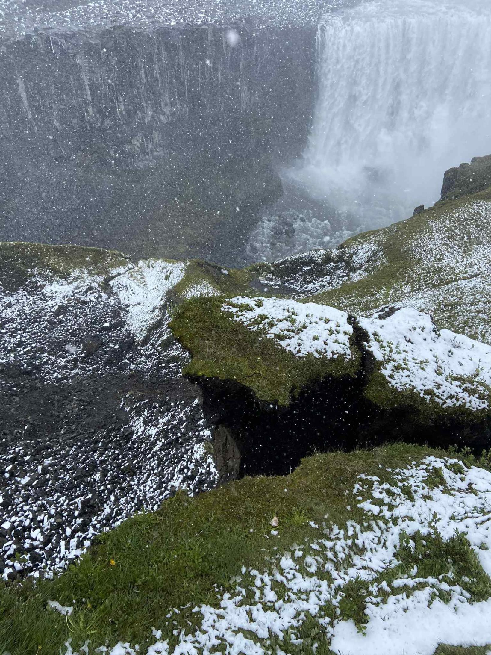 Hér gefur að líta hvar barðið rofnaði og aurskriðan féll …