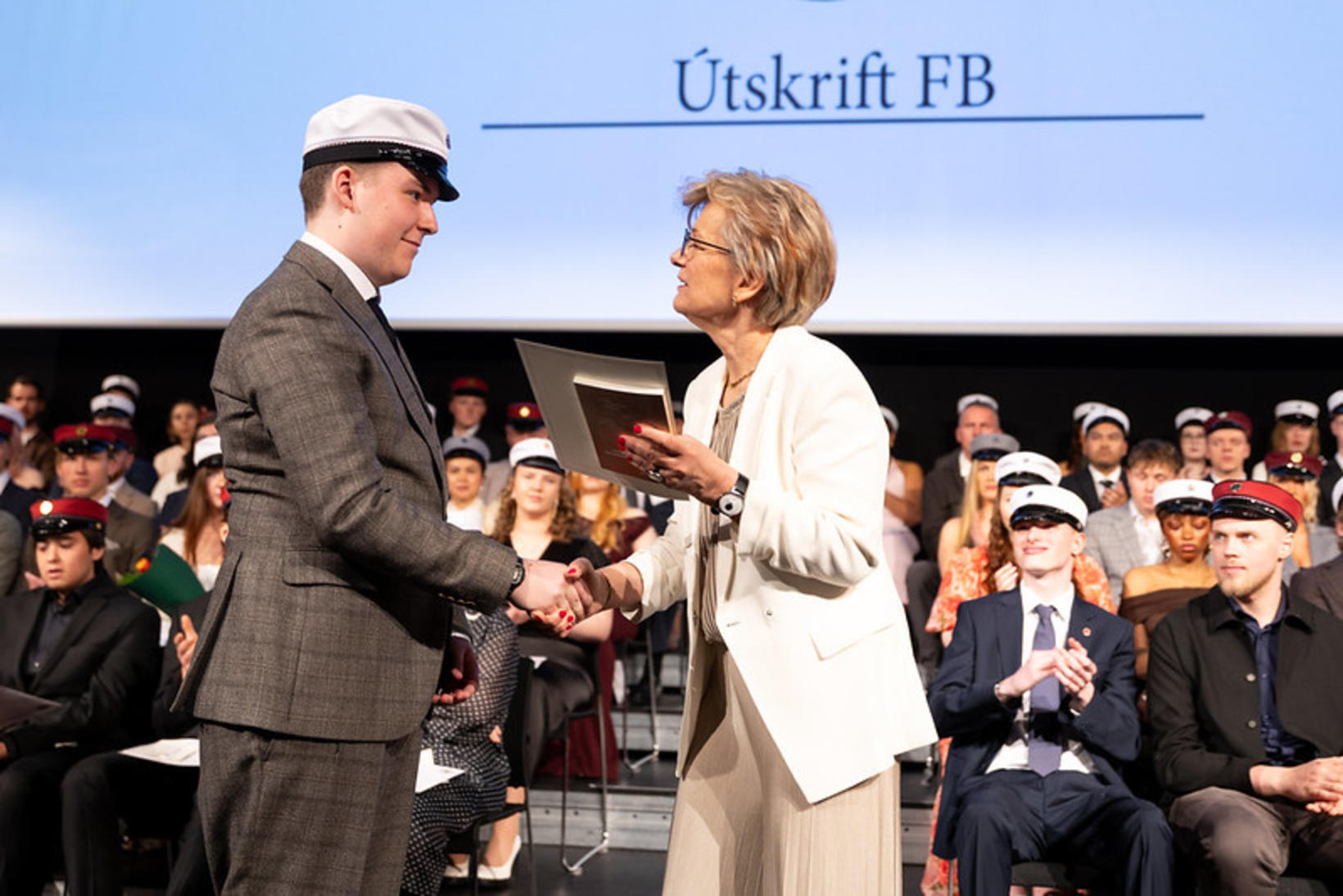 Fráfarandi skólameistari veitir Benedikt verðlaun fyrir framúrskarandi námsárangur í Silfurbergi …