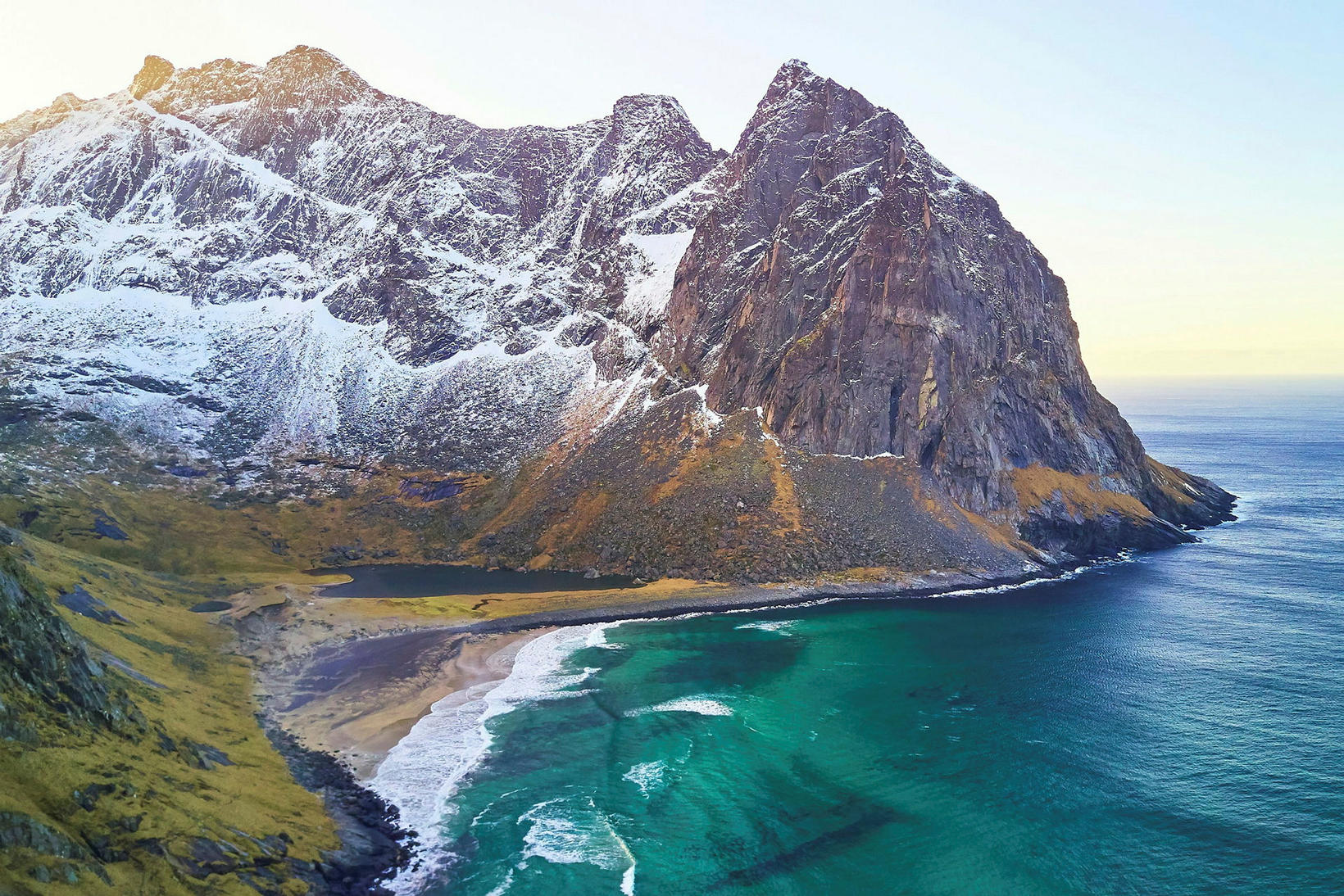 Kvalvika-strönd í Lofoten í Noregi er perla en mjög ólík …