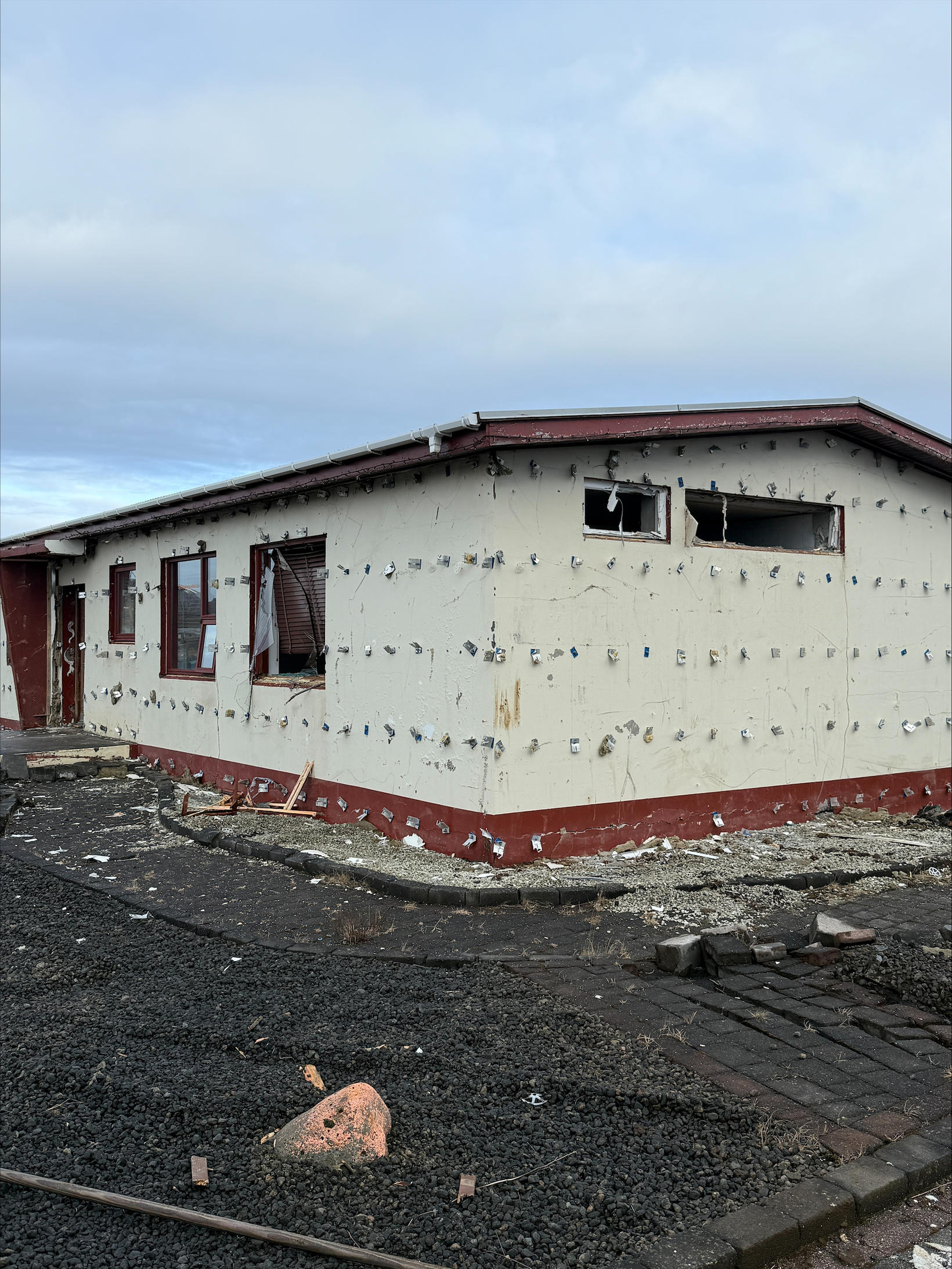 Húsið var dæmt ónýtt sökum sprungu sem fór undir mitt …