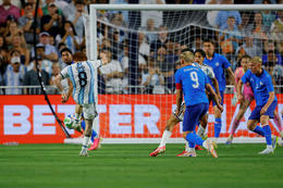 Valentin Barco skorar fyrsta mark leiksins. [Credit: AFP]