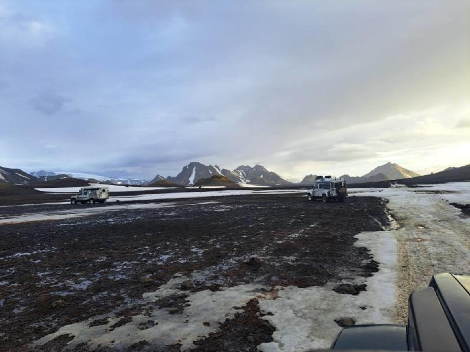 Land Rover-jepparnir tveir.