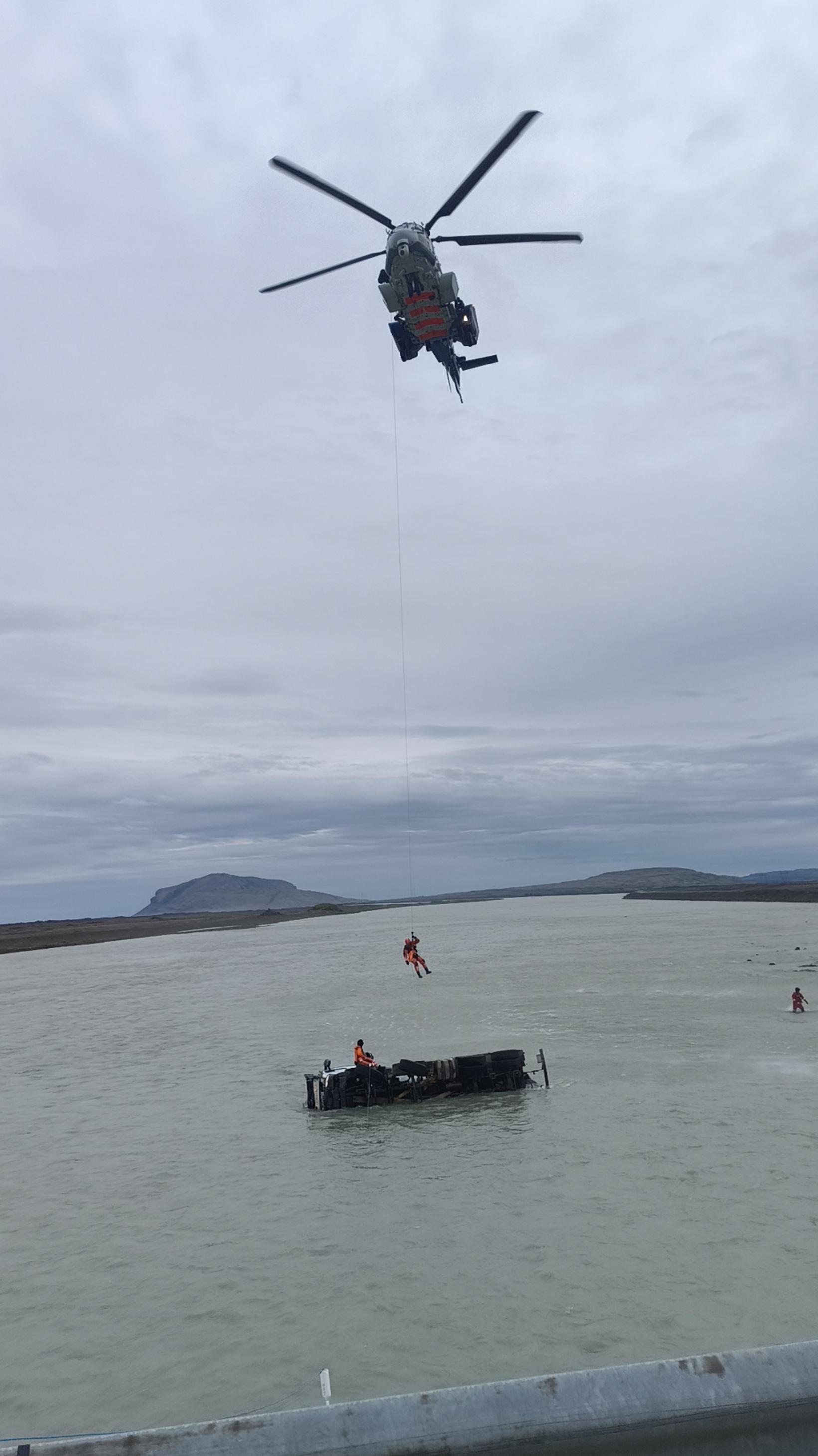 Manninum var bjargað úr ánni.