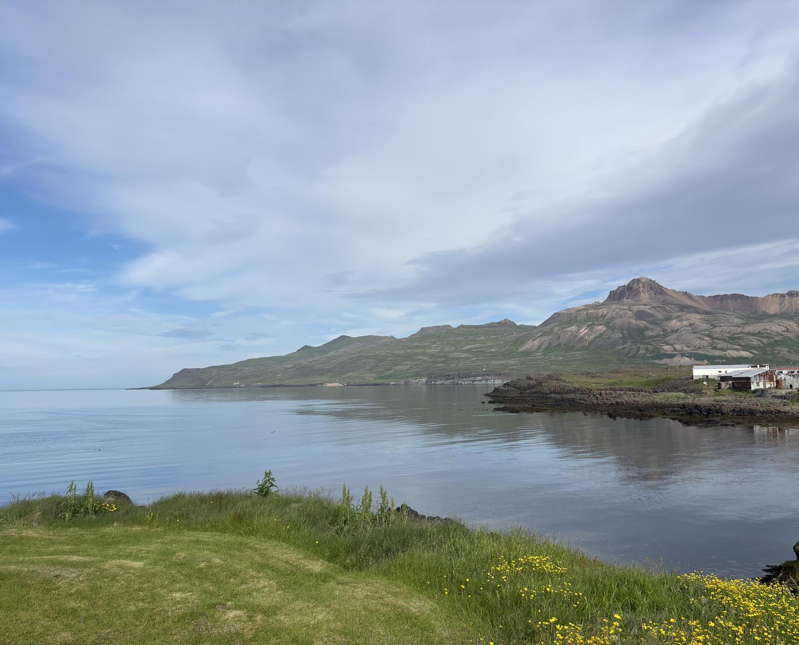 Kyrrðin lá yfir Borgarfirði eystra í hlýindunum í dag.