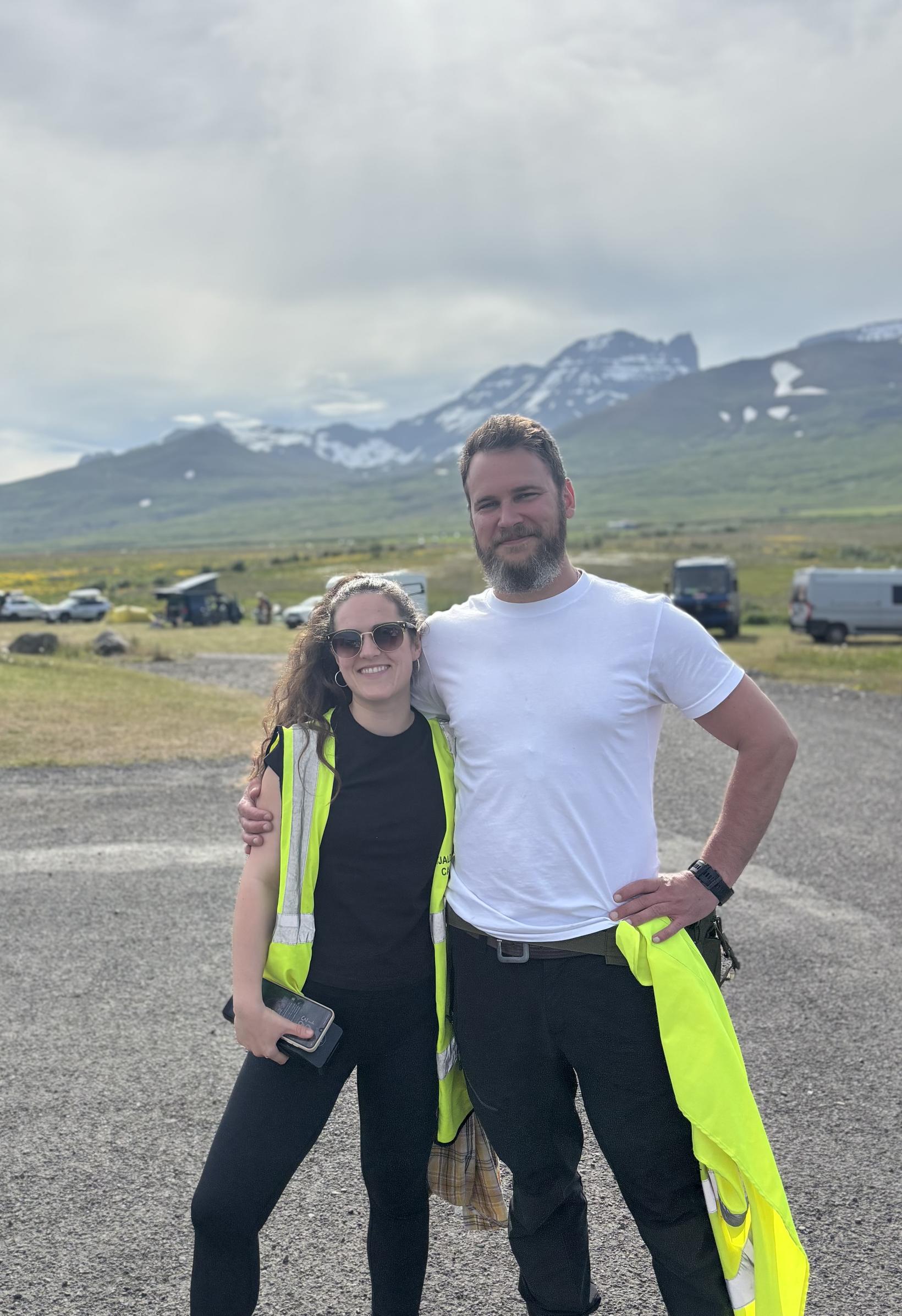 Brosmilt umsjónarfólk tjaldstæðisins þar sem nóg er að gera.