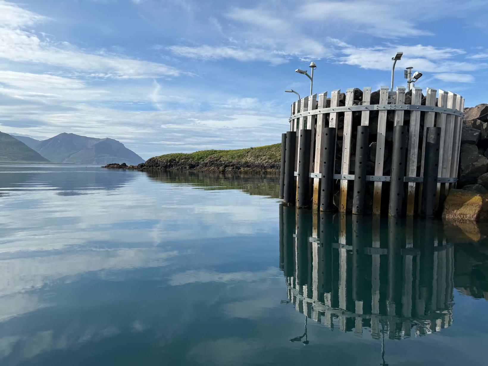 Spegisléttur sjór í firðinum.