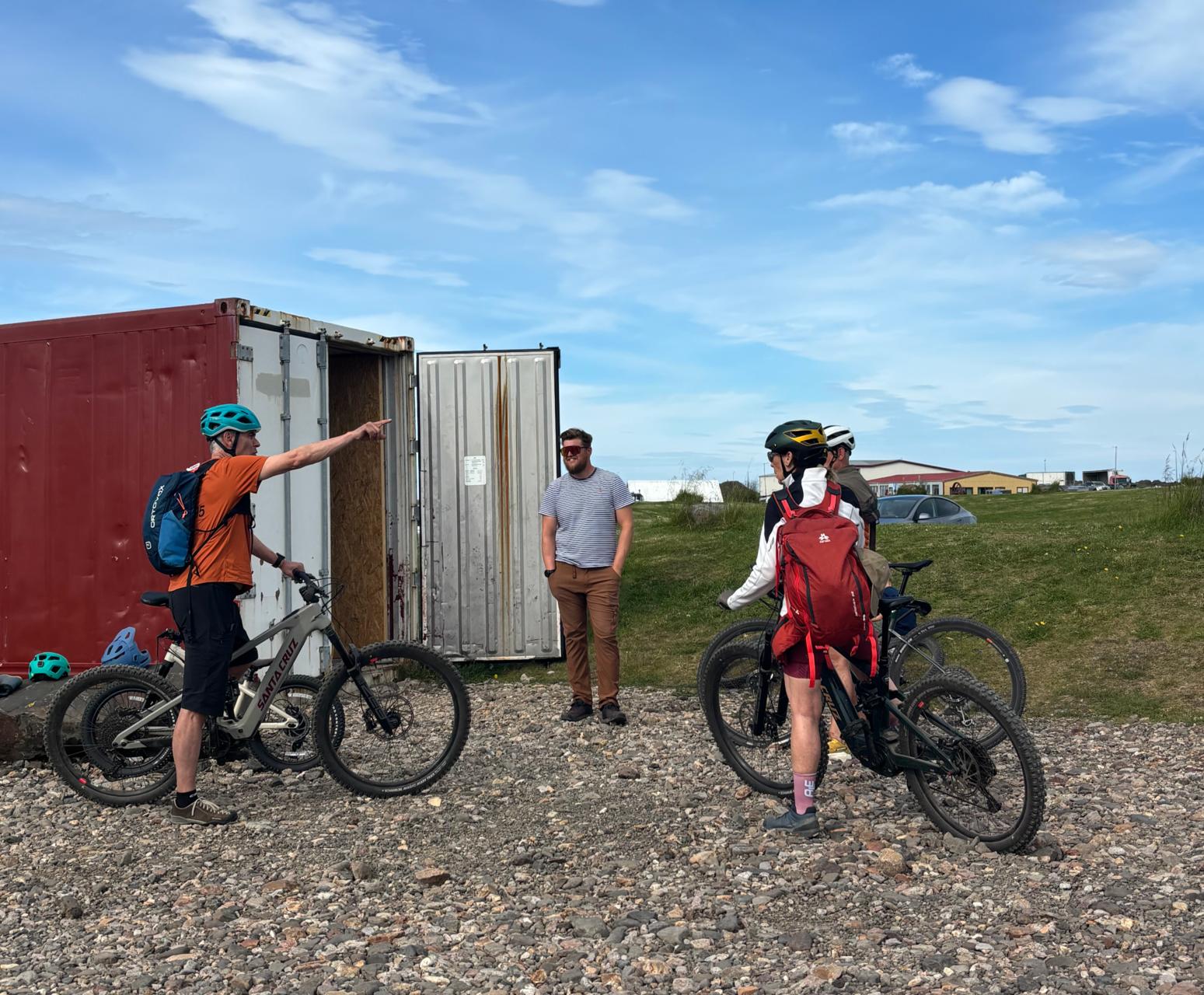 Hjólagarpar skipuleggja ævintýraferð í blíðskaparveðri.