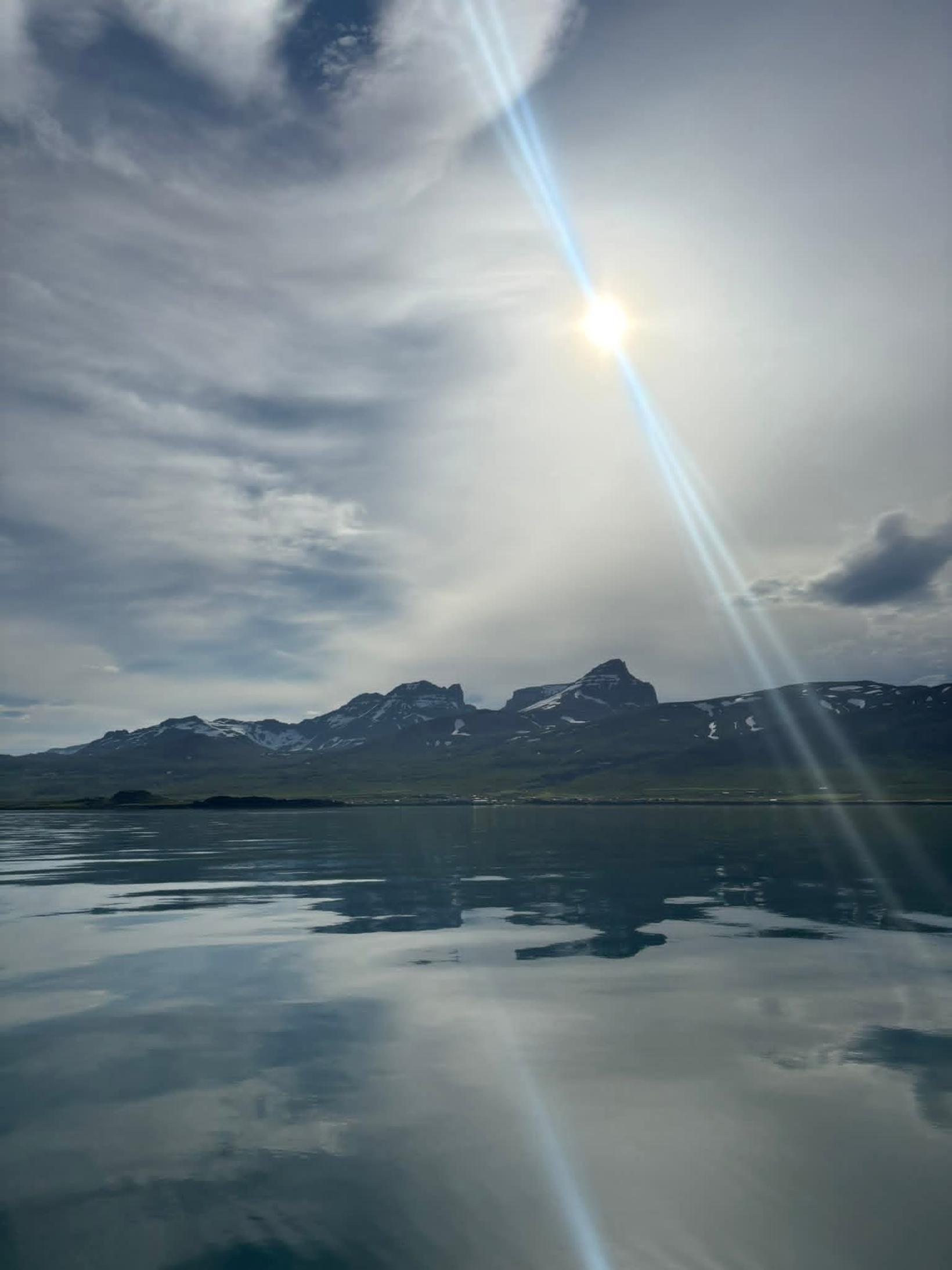 Dyrfjöll spegluðust í spegilsléttum sjónum í kyrrðinni á Borgarfirði eystra …