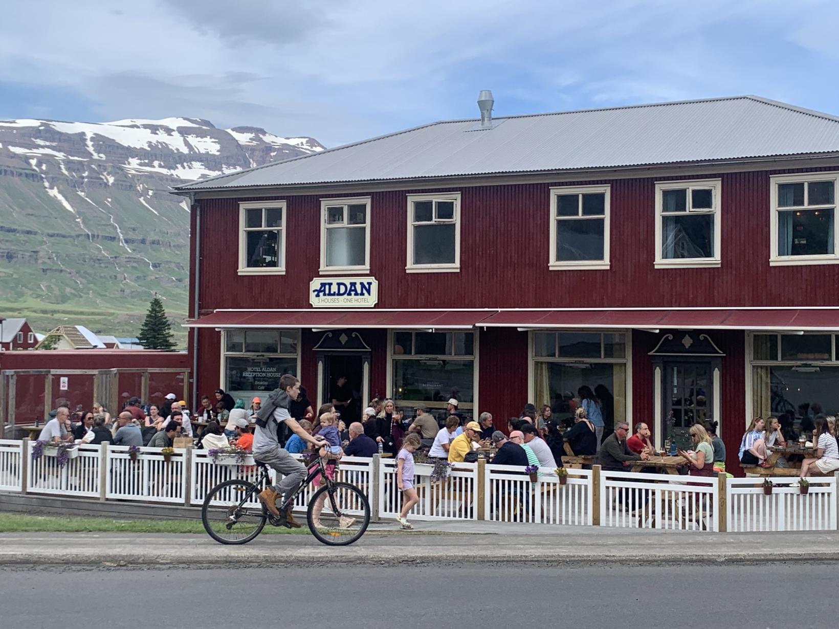 Það er margt um manninn í blíðunni á Seyðisfirði.