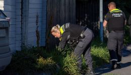 Svartklæddir menn sáust á hlaupum í götunni