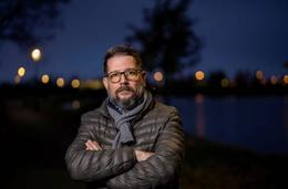 „Við förum nú um dimman dal“