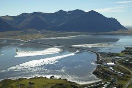 A warning has been issued for strong wind gusts beneath Hafnarfjall on the route to Borgarnes.