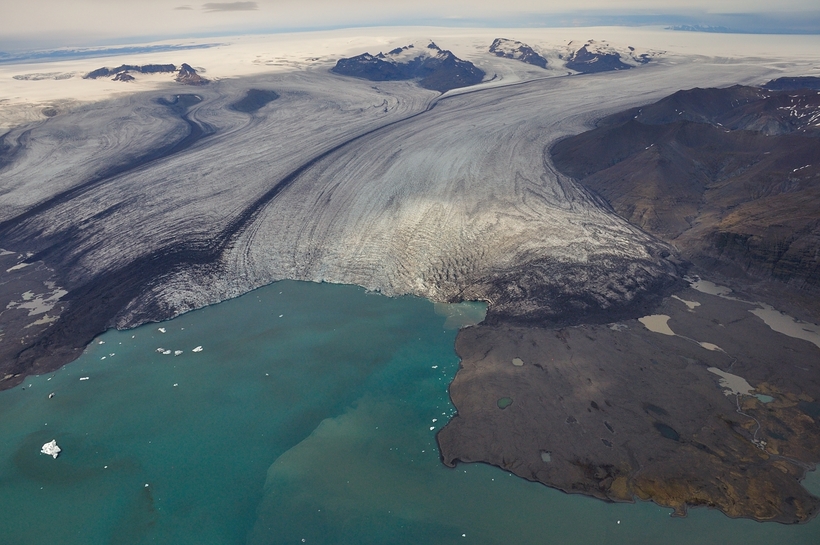 The black stripe just to the west of Jökulsárlón is …