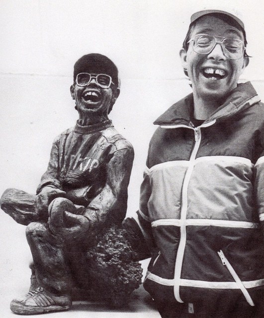 Reynir Pétur Steinunnarson with the sculpture.