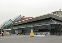 The Court of Appeals confirmed the detension of the man who has been traveling under three different surnames at the same time as he is banned from entering the Schengen area.