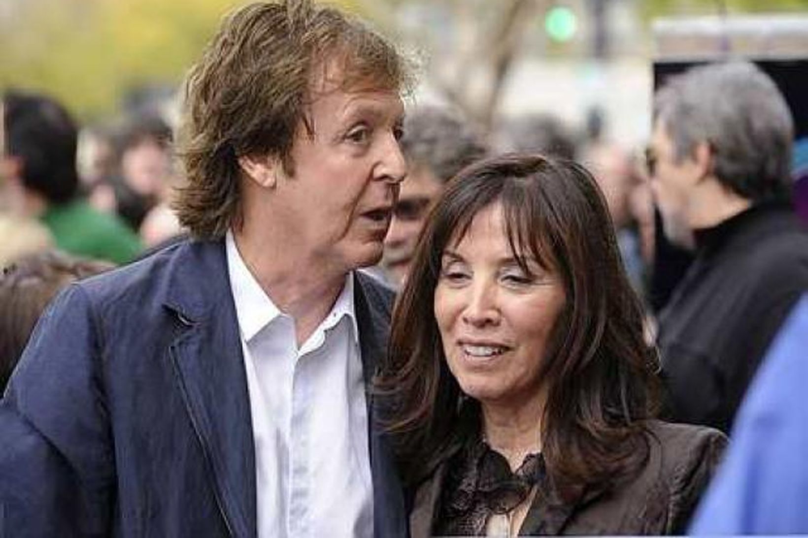 Paul McCartney talar við Oliviu Harrison.