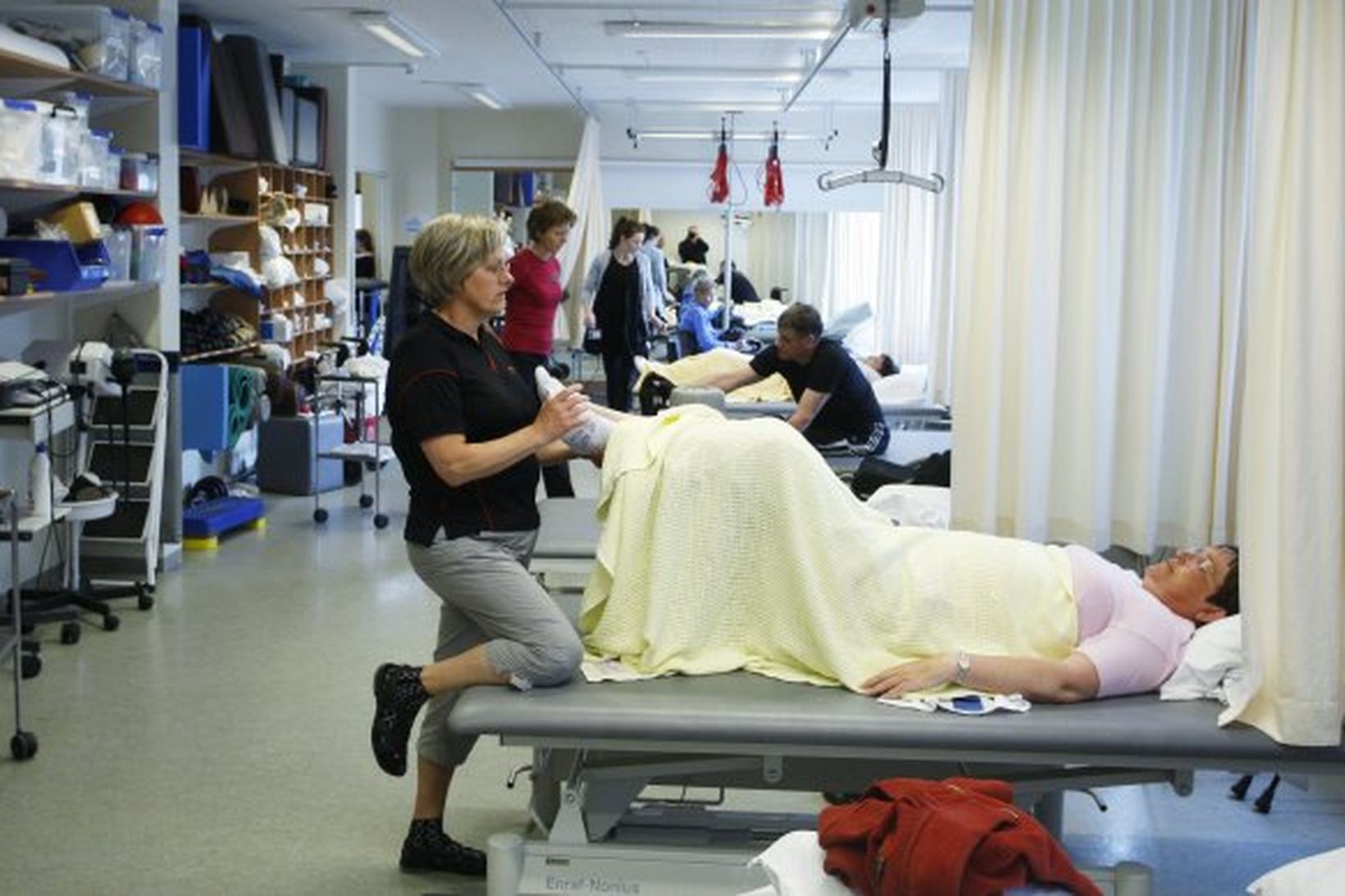 Sjúkraþjálfun fer fram við erfiðar aðstæður á Grensásdeild Landspítalans. .