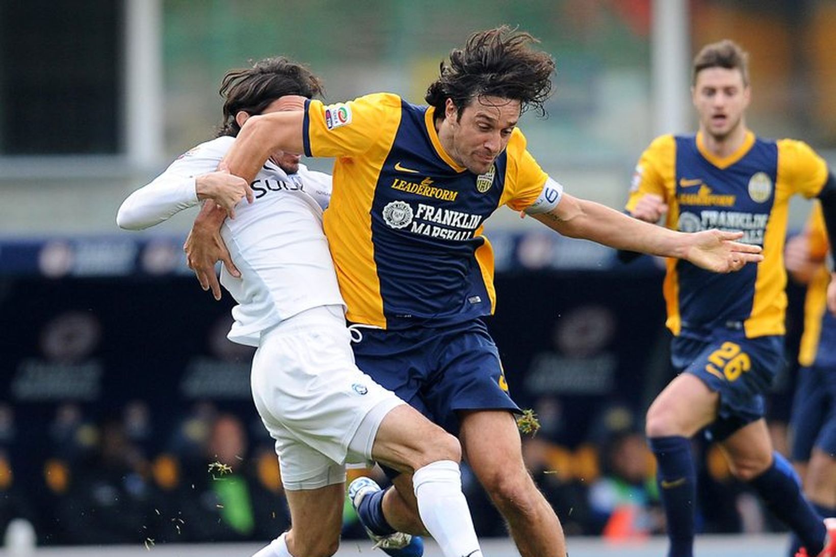 Luca Toni framherji Hellas Verona með boltann í leiknum gegn …