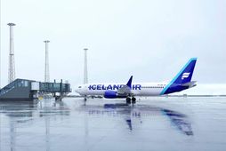Mynd úr safni af flugvél Icelandair á Keflavíkurflugvelli.