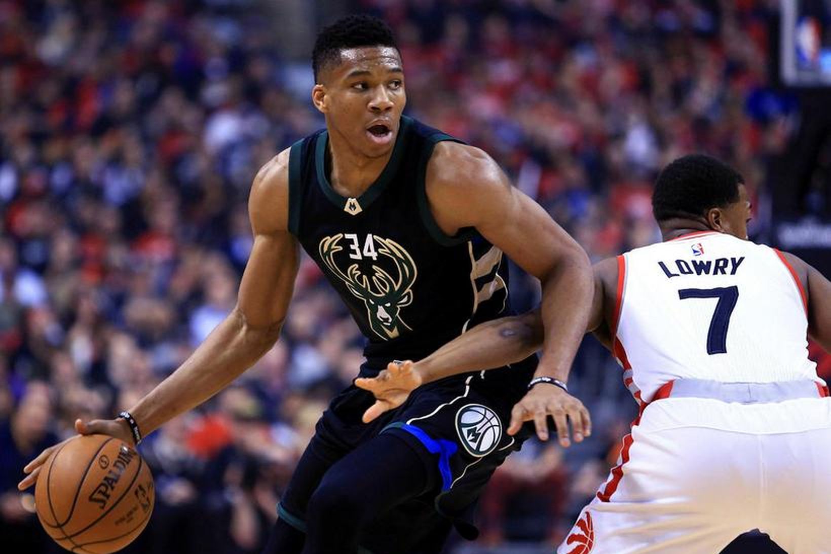 Grikkinn öflugi Giannis Antetokounmpo hjá Milwaukee Bucks með boltann í …