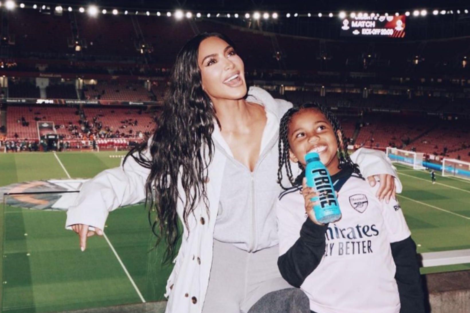 Kardashian í einkaþotu á Arsenal leik