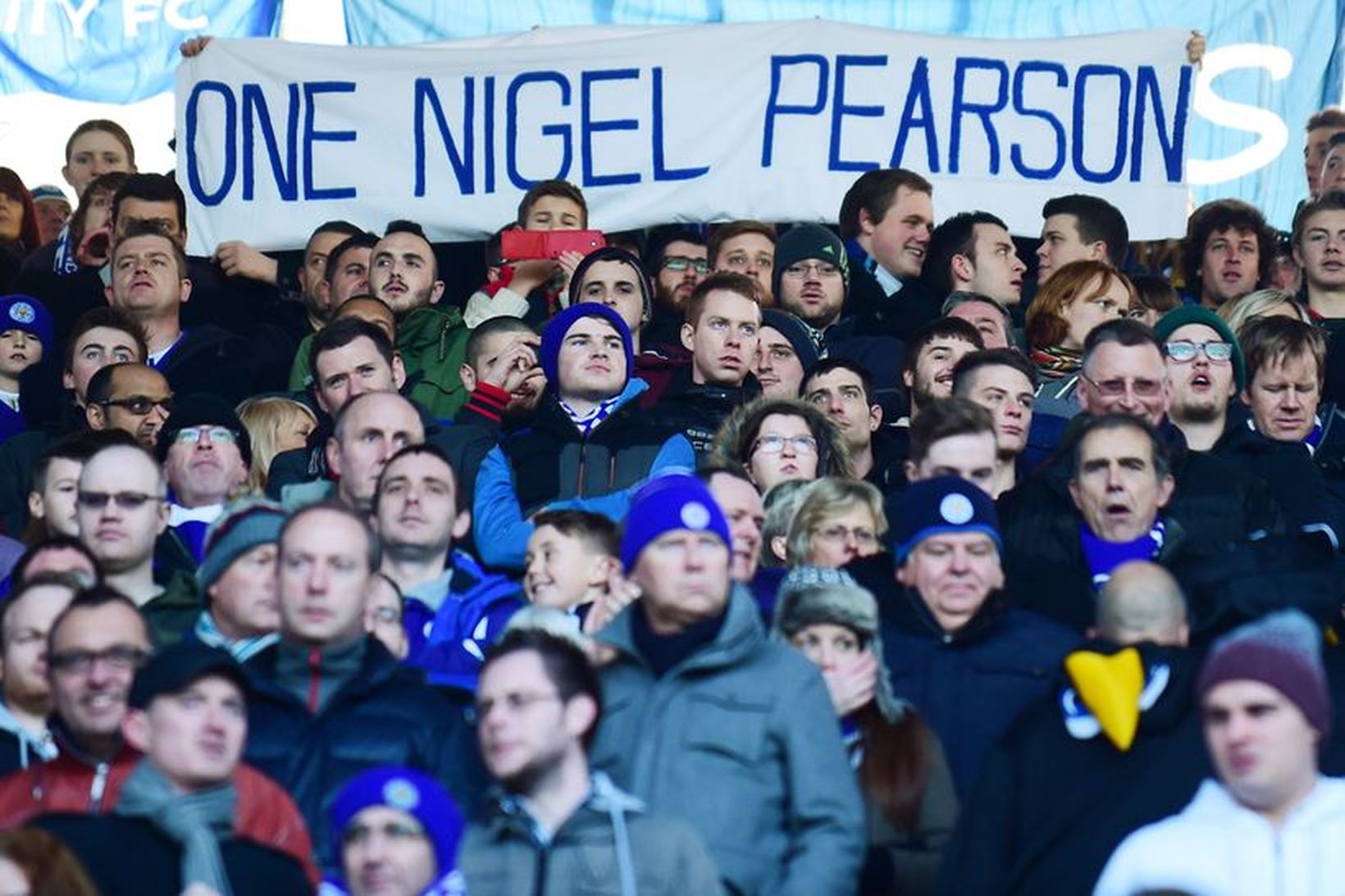 Stuðningsmenn Leicester standa þétt við gakið á Nigel Pearson knattspyrnustjóra, …