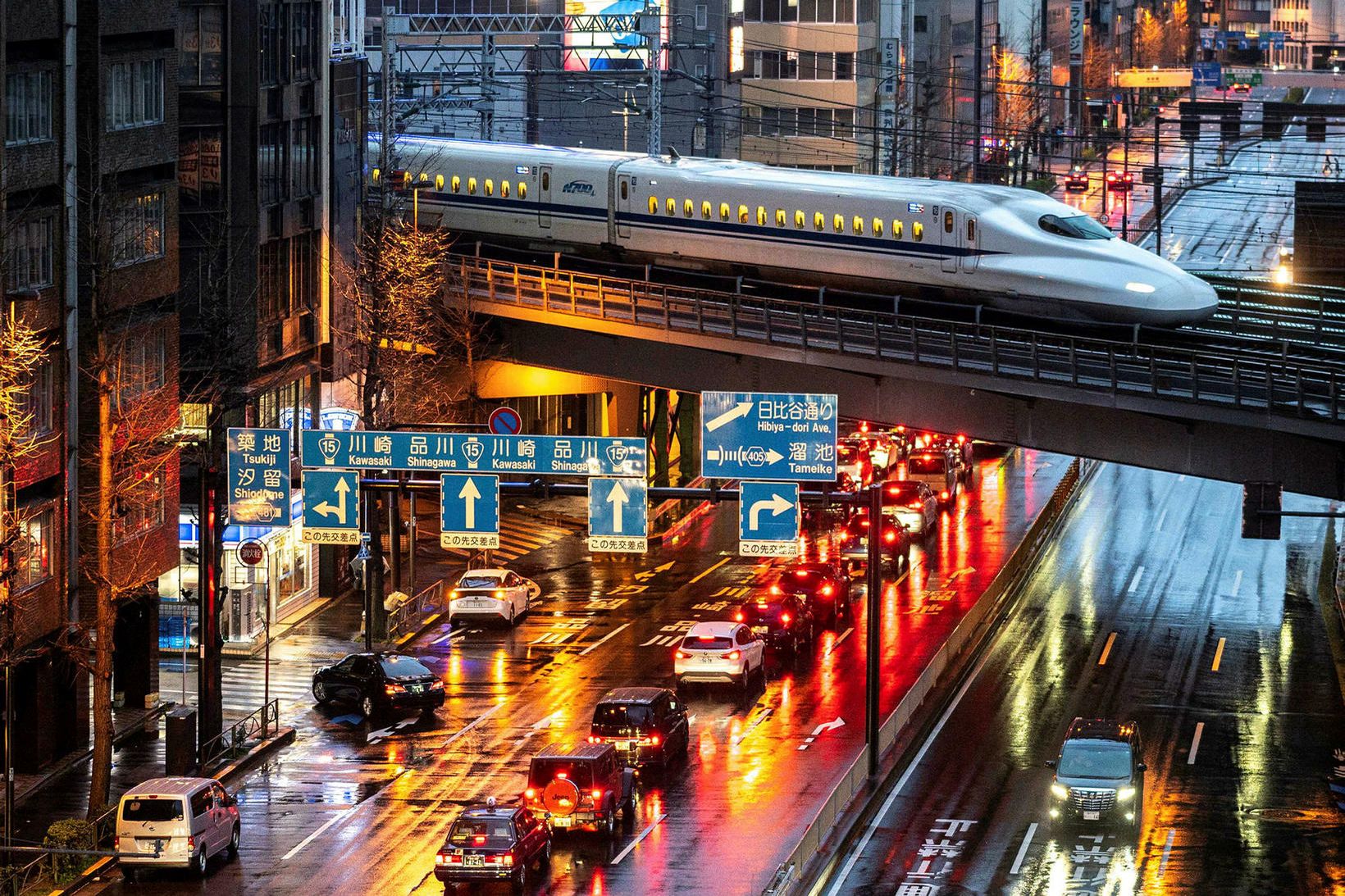 „The Shinkansen“, sem er háhraðalestakerfi Japana.