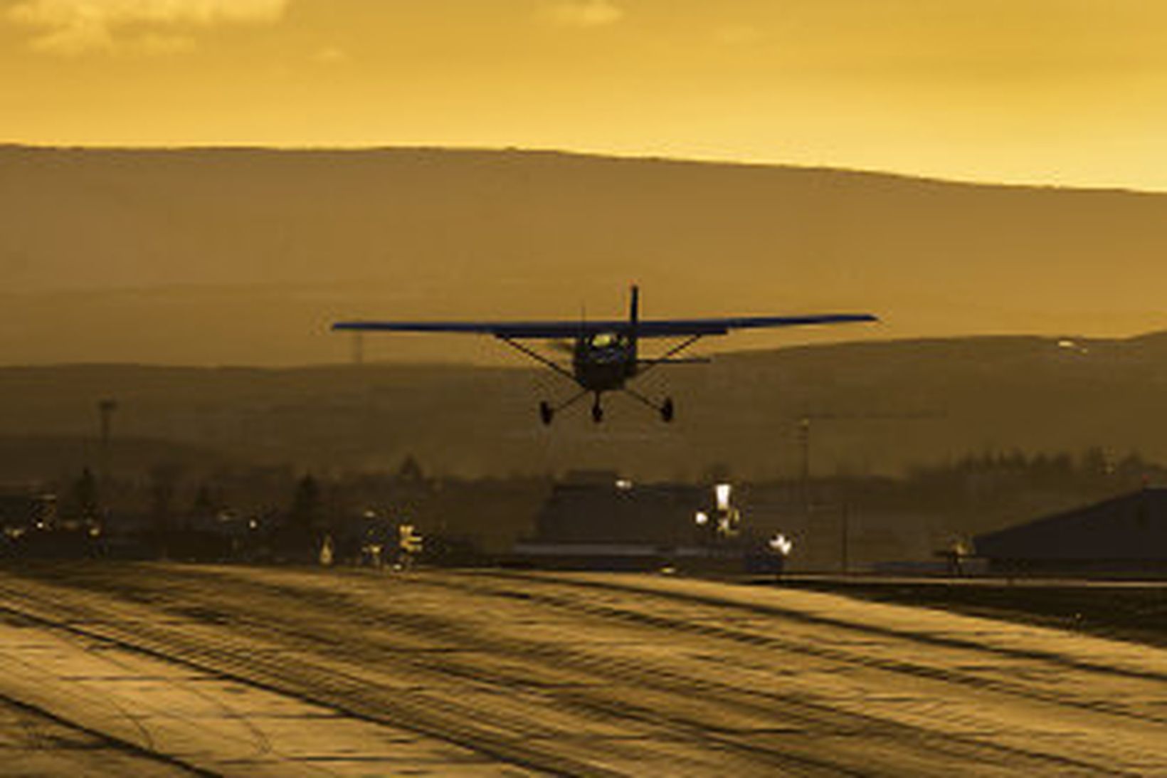 Flugvél lendir á Reykjavíkurflugvelli.
