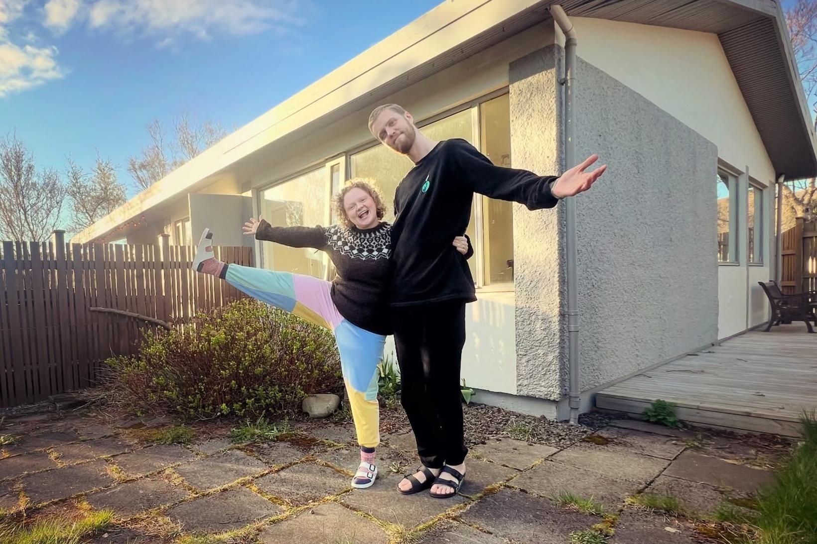 Árný og Daði Freyr fyrir utan nýja húsið.
