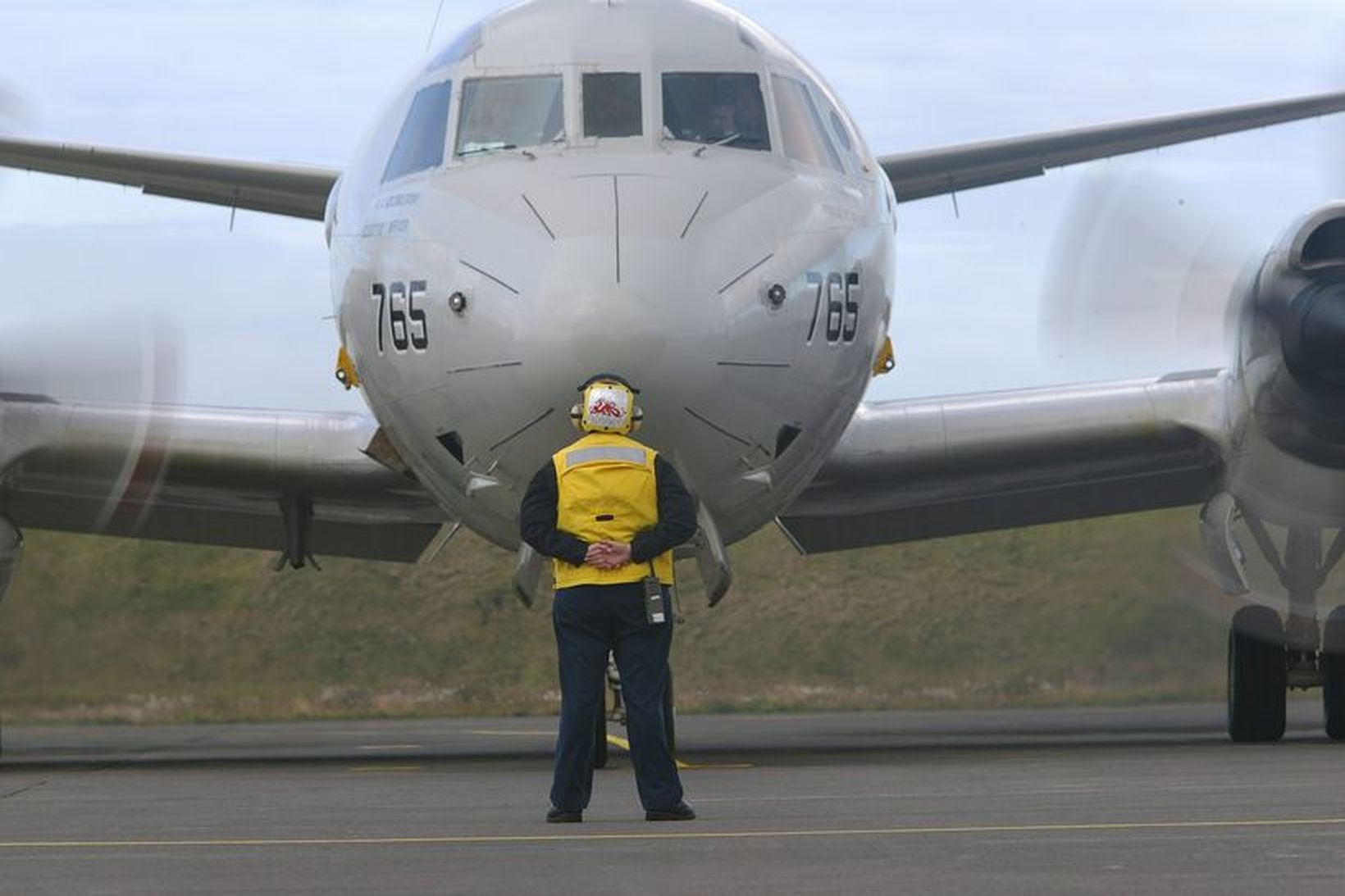 P-3C Orion-kafbátaleitarvél ræsir hreyfla sína á Keflavíkurflugvelli.