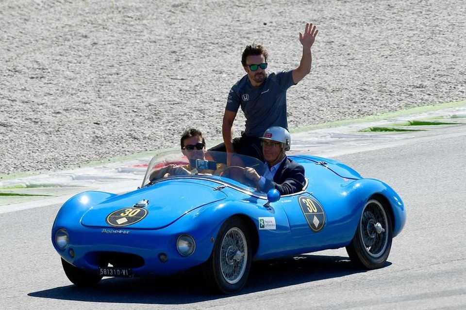Fernando Alonso ekið um Monza í fornbíl á heiðurshring ökumanna fyrir ítalska kappaksturinn í gær.