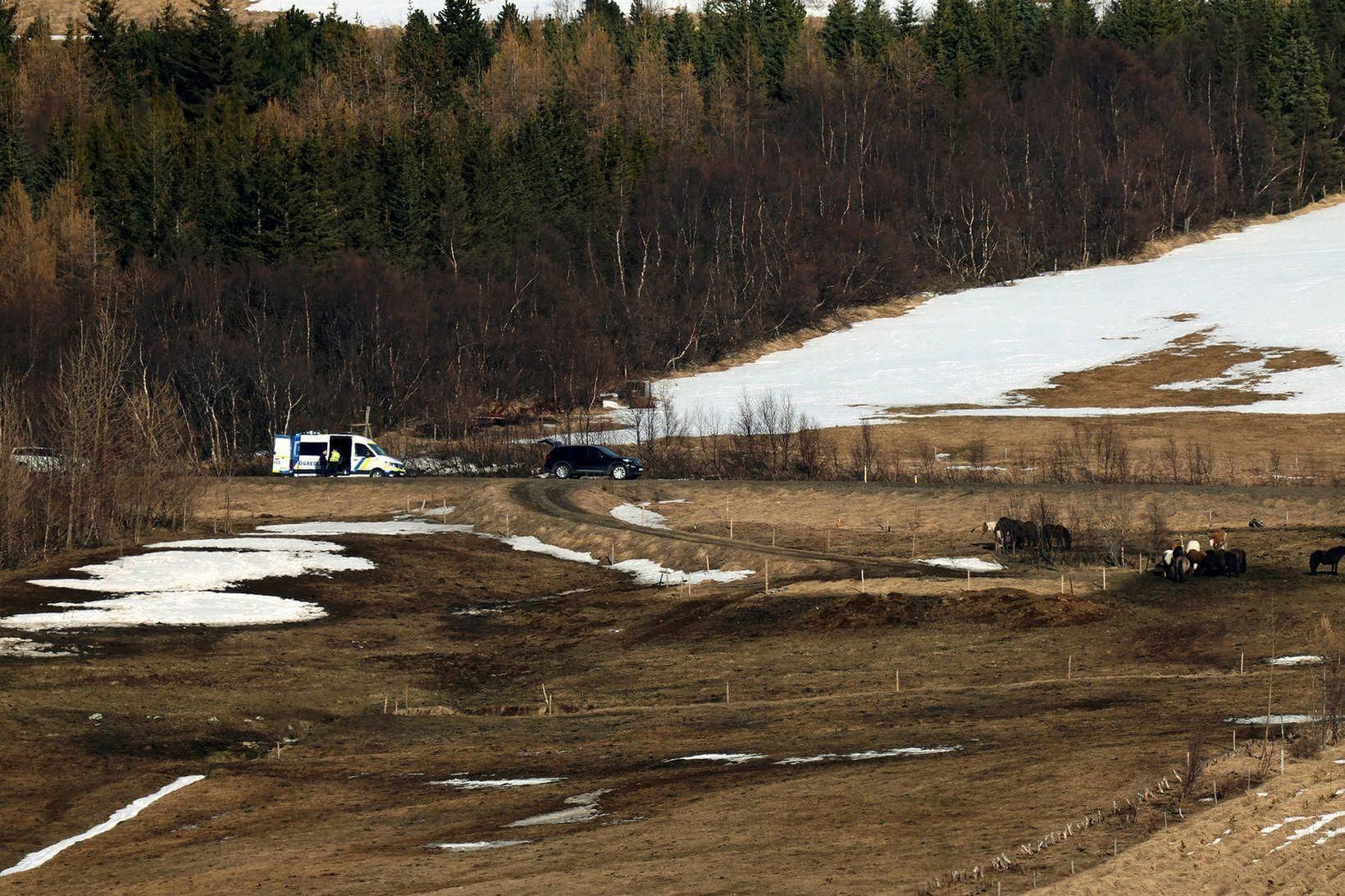 Lögreglan að störfum á vettvangi banaslyssins sem varð þann 24. …