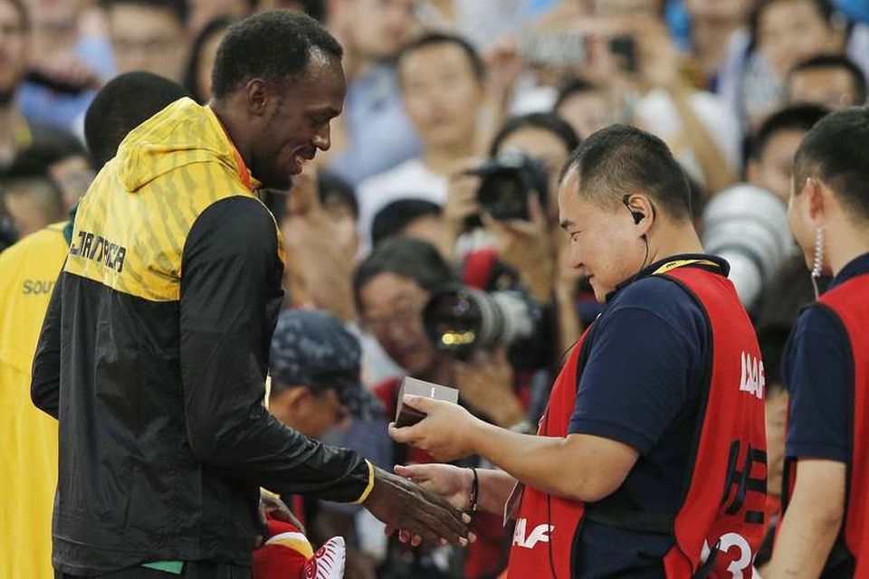 Tao Song gefur Usain Bolt gjöf í dag.