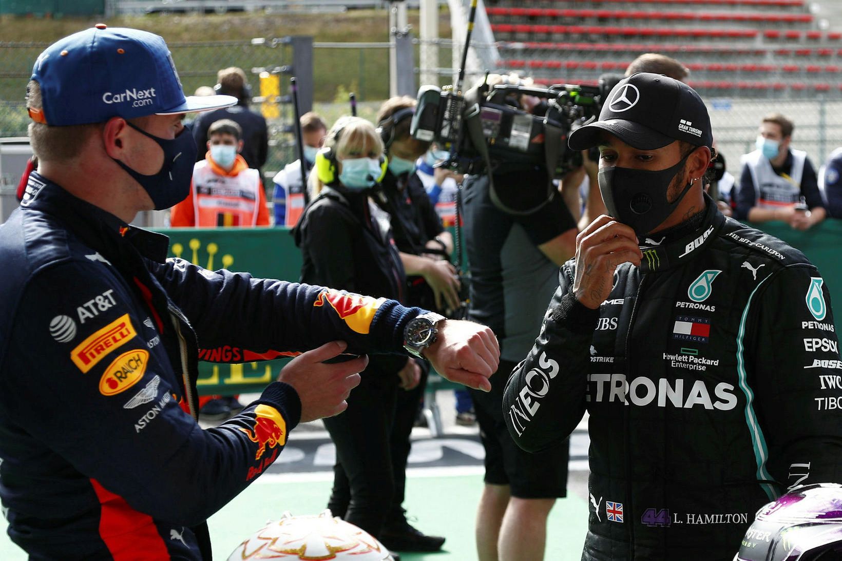 Lewis Hamilton (t.h.) ræðir við Max Verstappen eftir tímatökuna í …