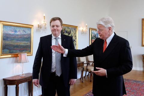 Former PM Sigmundur Davíð Gunnlaugsson (left) and President Ólafur Ragnar Grímsson (right).