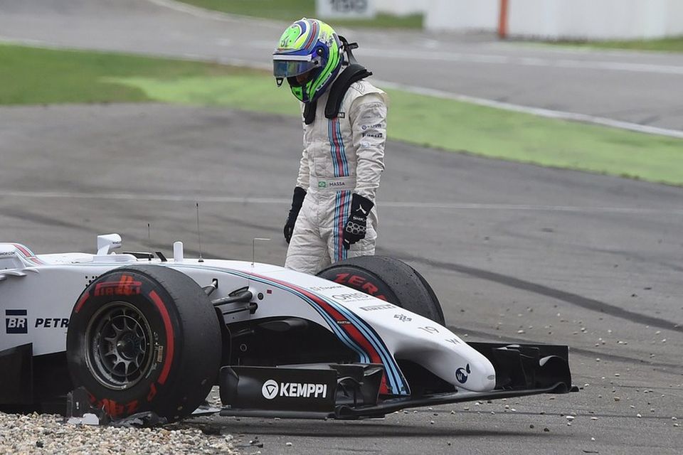 Felipe Massa hjá Williams féll úr leik í fyrstu beygju eftir árekstur við Kevin Magnussen …
