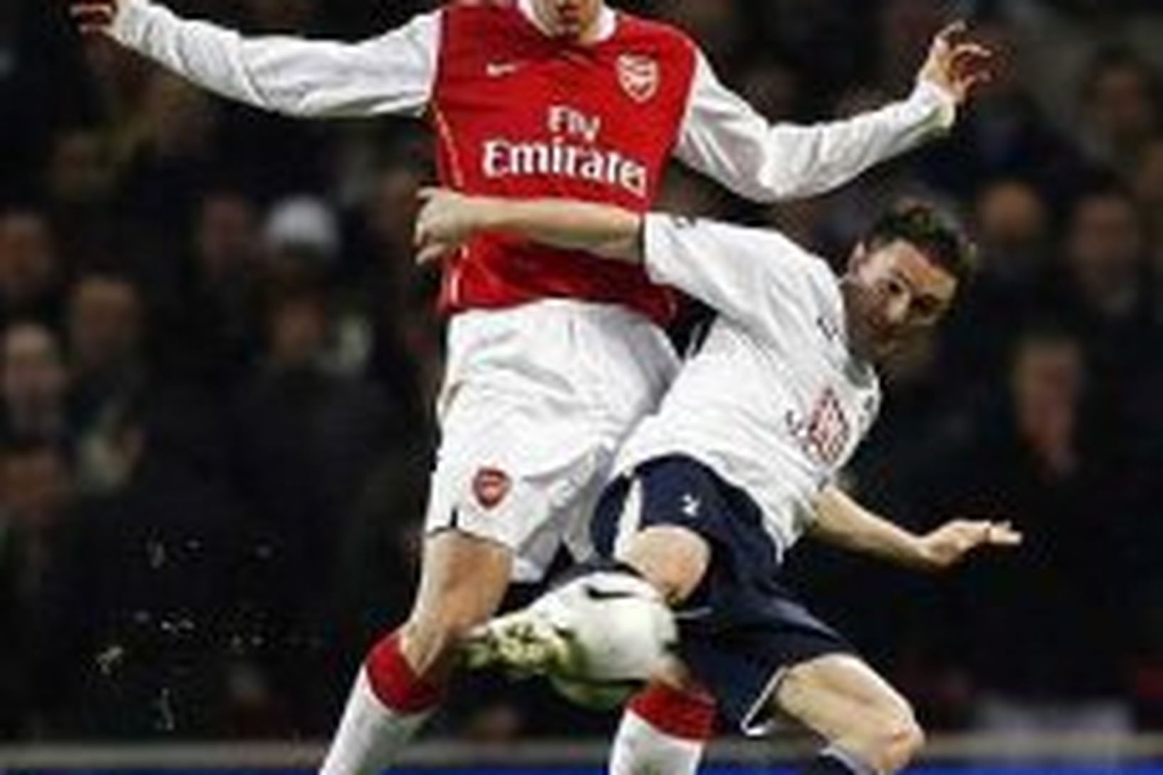 Philippe Senderos varnarmaður Arsenal í baráttunni við Robbie Keane.