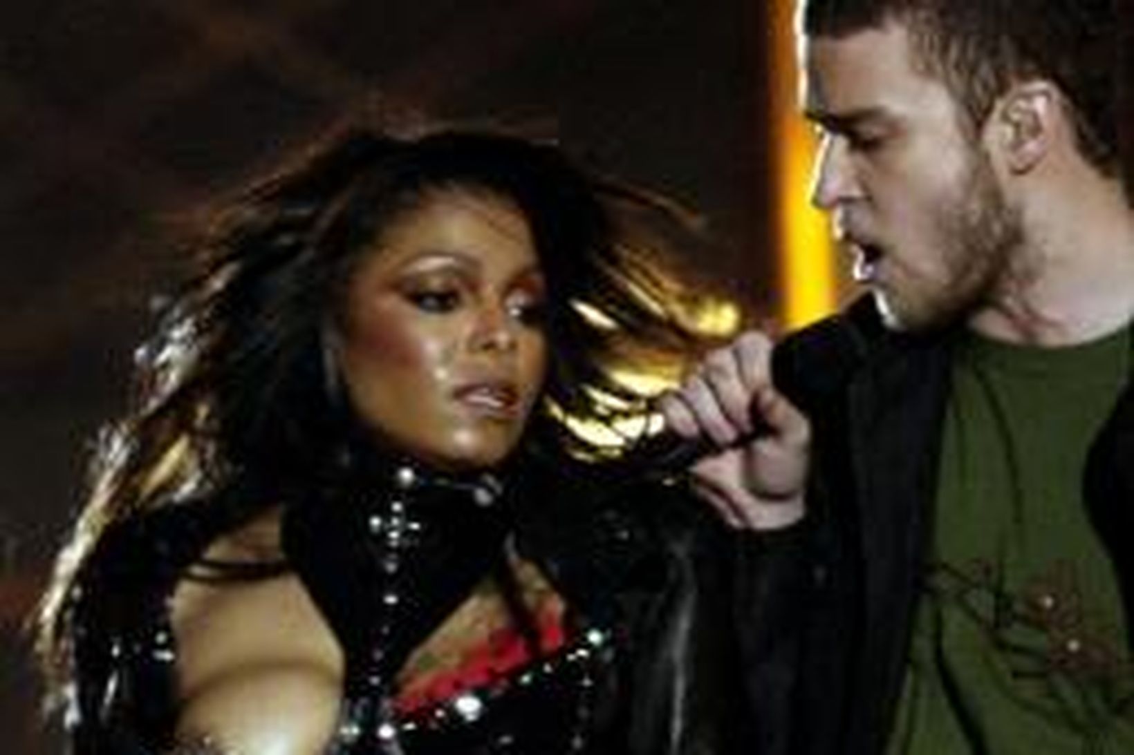 Annað brjóst Janet Jackson beraðist í söngatriði hennar og Justin …