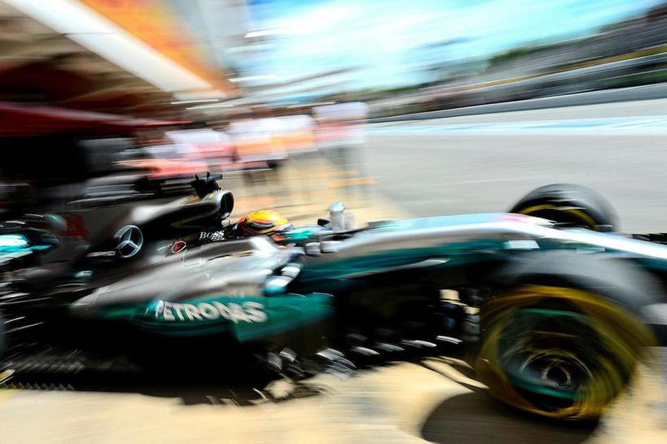 Lewis Hamilton leggur af stað í aksturslotu á æfingunni í Barcelona í morgun.