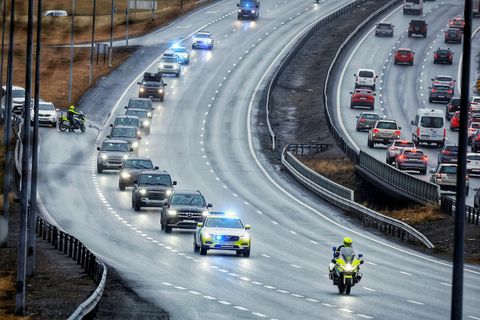 The convoy driving up Ártúnsbrekka.
