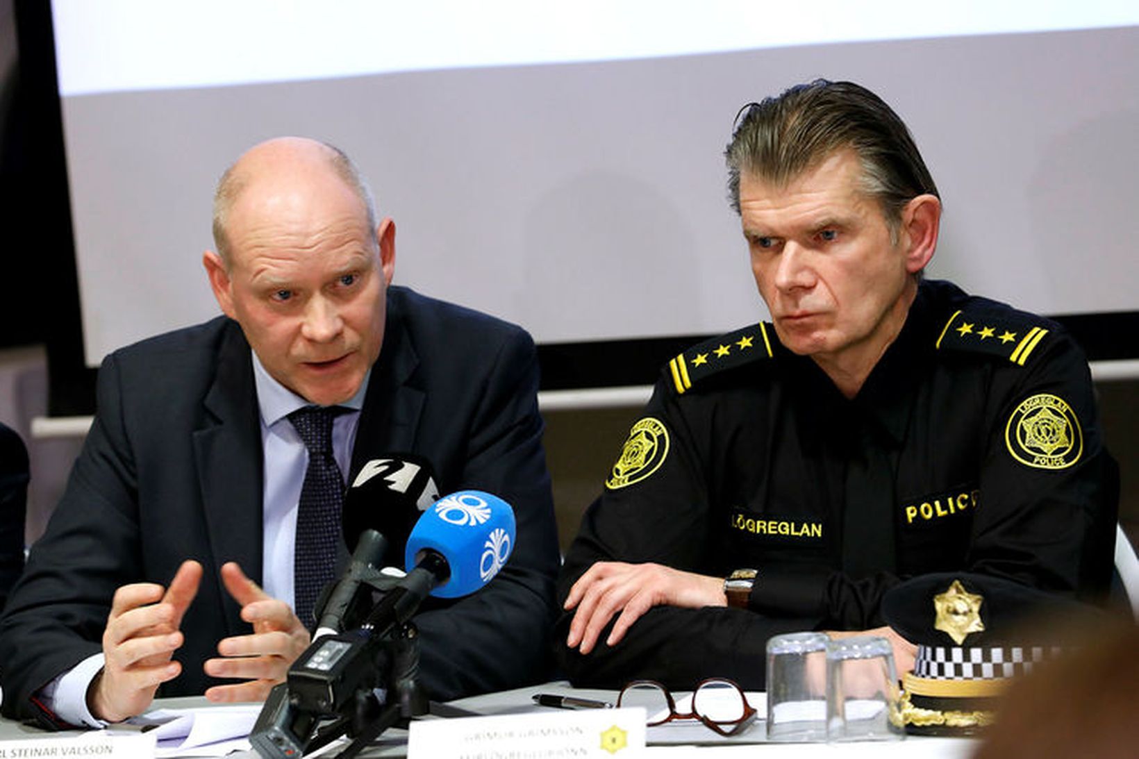 Karl Steinar Valsson (t.v.) og Grímur Grímsson sitja fyrir svörum